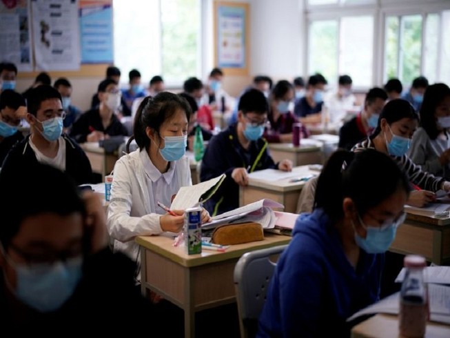 Học sinh tại một trường trung học ở TP Thượng Hải, Trung Quốc hồi tháng 5. Ảnh: REUTERS