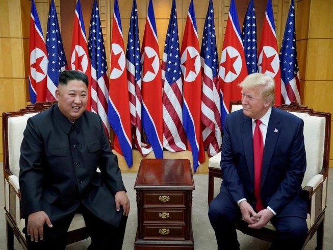 Tổng thống Donald Trump (phải) gặp nhà lãnh đạo Triều Tiên Kim Jong-un tại Bàn Môn Điếm ngày 30-6-2019.