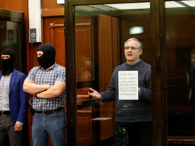 Cựu binh Mỹ Paul Whelan đứng trong buồng giam bị cáo tại Tòa án TP Moscow trong phiên tòa ngày 15-6. Ảnh: REUTERS