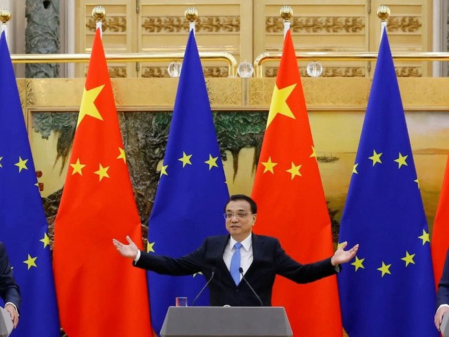 Quan chức EU hội đàm với Thủ tướng Trung Quốc Lý Khắc Cường (giữa) ở thủ đô Bắc Kinh vào tháng 7-2018. Ảnh: REUTERS