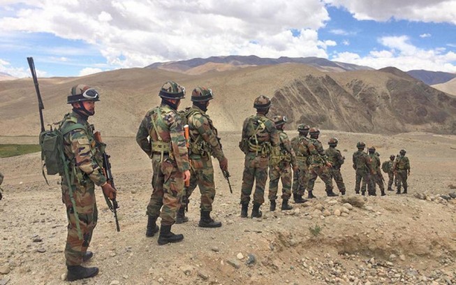 Binh sĩ Ấn Độ hiện diện ở vùng Ladakh đang tranh chấp với Trung Quốc (Ảnh chụp ngày 12-5). Ảnh: THE HINDU