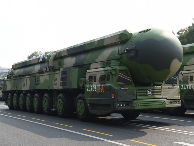 Tên lửa hạt nhân Đông Phong DF-41 của Trung Quốc. Ảnh: TÂN HOA XÃ