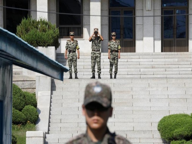 Những người lính Triều Tiên nhìn về khu vực phi quân sự (DMZ) ngăn cách hai miền Triều Tiên và Hàn Quốc, ngày 28-8-2019.