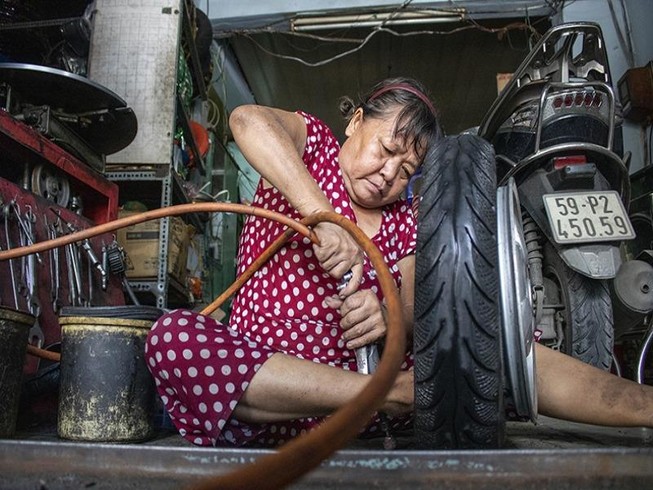 Người phụ nữ gần nửa thế kỷ sửa xe ở Sài Gòn