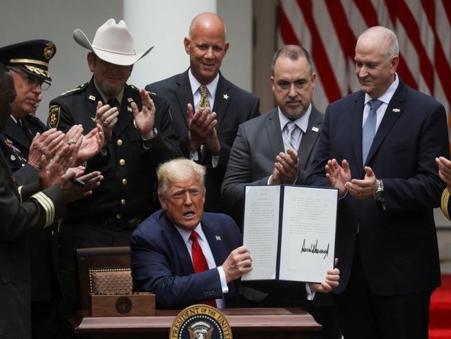 Tổng thống Donald Trump ký kết sắc lệnh mới về hoạt động của cảnh sát tại Nhà Trắng ngày 16-6-2020.