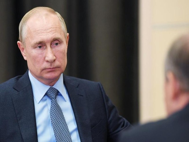 Tổng thống Nga Vladimir Putin tham dự một cuộc họp tại dinh thự Novo-Ogaryovo bên ngoài Moscow, Nga ngày 16-6-2020.