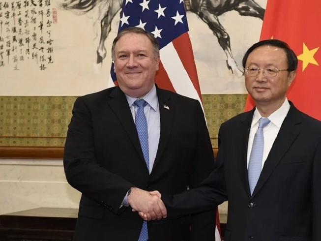 Ông Mike Pompeo (trái) bắt tay ông Dương Khiết Trì (phải) trong cuộc gặp tháng 11-2018 ở thủ đô Washington (Mỹ). Ảnh: AP
