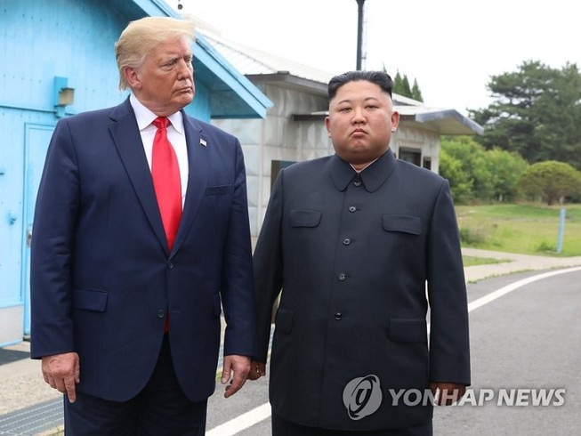 Tổng thống Mỹ Donald Trump và nhà lãnh đạo Triều Tiên Kim Jong-un gặp nhau tại khu phi quân sự Bàn Môn Điếm ngày 30-6-2019. Ảnh: YONHAP