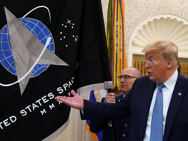 Tổng thống Mỹ Donald Trump thăm Lực lượng Không gian thuộc Quân đội Mỹ hồi tháng 5. Ảnh: REUTERS