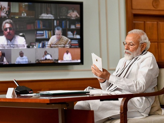 Thủ tướng Ấn Độ Narendra Modi trong cuộc họp trực tuyến với lãnh đạo các đảng chính trị trong nước ngày 19-6. Ảnh: PTI