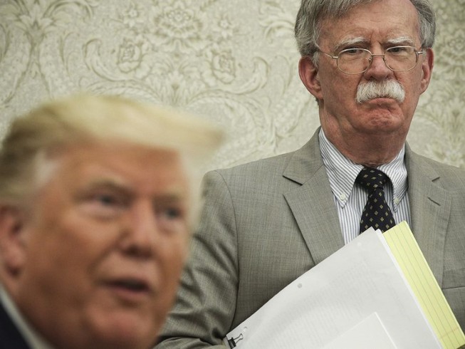 Cựu Cố vấn An ninh Quốc gia Mỹ John Bolton (phải) trong một phiên làm việc ở Nhà Trắng vào tháng 9-2019. Ảnh: AFP