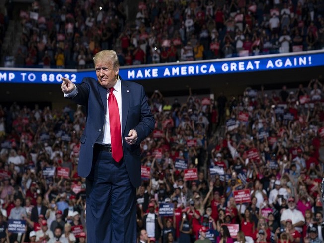 Tổng thống Mỹ Donald Trump trong buổi gặp gỡ người ủng hộ của mình tại TP Tulsa, bang Oklahoma tối ngày 20-6. Ảnh: AP