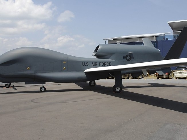 Một máy bay trinh sát không người lái RQ-4A Global Hawk đỗ tại căn cứ không quân bang California vào tháng 7-2016. Ảnh: KHÔNG QUÂN MỸ