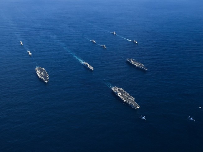 Ba nhóm tác chiến tàu sân bay USS Ronald Reagan (trái), USS Theodore Roosevelt (giữa) và USS Nimitz (phải) di chuyển vào khu vực Tây Thái Bình Dương hồi tháng 11-2017. Ảnh: HẢI QUÂN MỸ