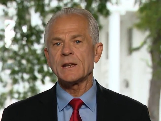 Cố vấn thương mại Nhà Trắng Peter Navarro trả lời phỏng vấn đài CNN sáng 21-6. Ảnh chụp màn hình CNN