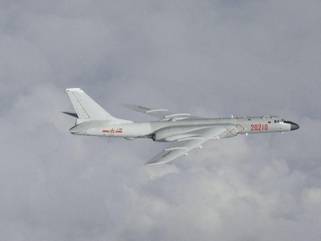 Một máy bay ném bom H-6 của Không quân Trung Quốc. Ảnh: REUTERS
