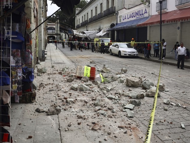 Đường phố bang Oaxaca, Mexico, hư hại nặng trong vụ động đất ngày 23-6. Ảnh: AFP