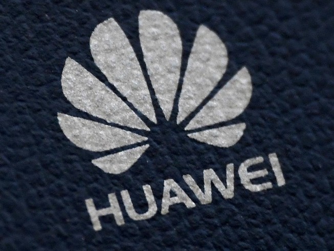 Logo Huawei trên một thiết bị công nghệ xuất khẩu sang Anh. Ảnh: REUTERS