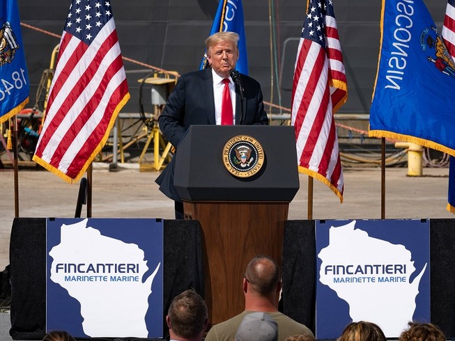 Tổng thống Mỹ Donald Trump phát biểu tại nhà máy đóng tàu Fincantieri Marinette Marine ngày 25-6. Ảnh: FMM