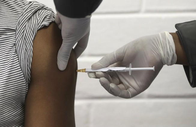 Một trong những tình nguyện viên đầu tiên ở Soweto, Nam Phi được tiêm vaccine thử nghiệm vào hôm 24-6.
