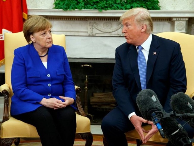 Tổng thống Mỹ Donald Trump (phải) và Thủ tướng Đức Angela Merkel (trái) hội đàm tại Nhà Trắng ngày 27-4-2018. Ảnh: AP