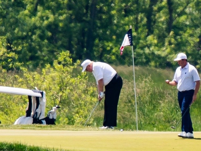 Tổng thống Mỹ Donald Trump (giữa khung hình) đi đánh golf trong hai ngày 23-5 và 24-5 tại Sterling (bang Virginia, Mỹ). Ảnh: EPA