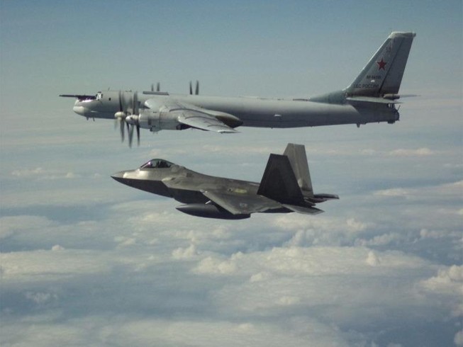 Máy bay trinh sát Tu-142 của Nga (trên cùng bên phải) bị Mỹ chặn gần bờ biển Alaska.