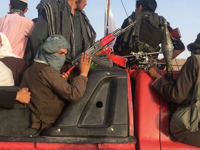 Phiến quân Taliban tuần tra xung quanh TP Ghazni sau khi đẩy lùi lực lượng chính phủ hồi tháng 5-2017 Ảnh: AFP