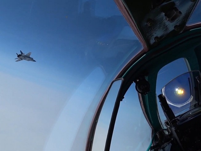 Các chiến đấu cơ F-16 (Na Uy) và F-22 (Mỹ) giám sát hoạt động tuần tra ngày 27-6 của hai phi đội Tu-142MK (Nga). Ảnh chụp màn hình RT/BỘ QUỐC PHÒNG NGA