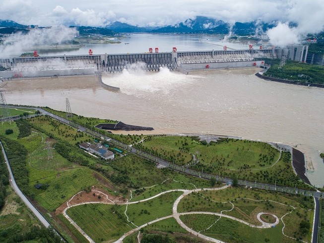 Đập Tam Hiệp mở hai cửa xả lũ từ sáng 29-6. Ảnh: TÂN HOA XÃ