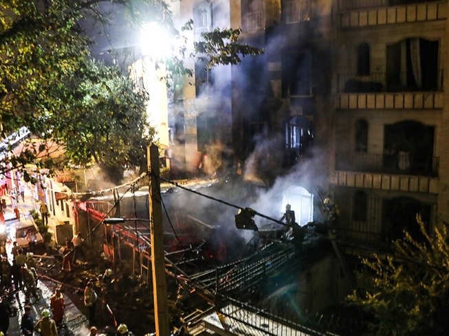 Hiện trường vụ nổ phòng mạch hôm 30-6 ở thủ đô Tehran, Iran. Ảnh: AFP