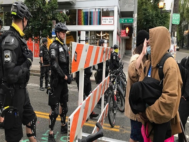 Cảnh sát chốt chặn ngăn người biểu tình quay trở lại khu vực "tự trị" Capitol Hill. Ảnh: AP