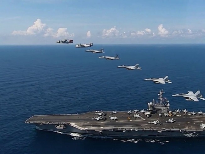 Các tiêm kích Mỹ cất cánh từ tàu sân bay USS Ronald Reagan trong đợt diễn tập Không quân vào tháng 12-2019 ở Biển Đông. Ảnh: AFP