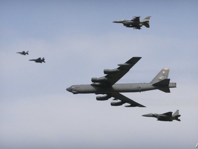 Máy bay ném bom chiến lược B-52 bay trên không phận căn cứ không quân Mỹ Osan ở TP Pyeongtaek, Hàn Quốc vào tháng 1-2016. Ảnh: AFP