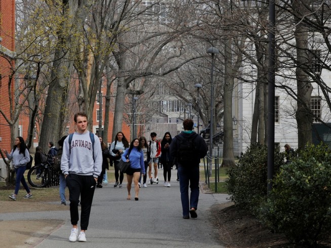 Sinh viên đi lại trong khuôn viên ĐH Harvard ở bang Massachusetts vào tháng 6-2018. Ảnh: REUTERS