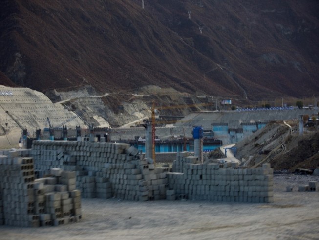 Công trình thi công đập Jiacha của Trung Quốc ở Tây Tạng (Ảnh chụp vào tháng 10-2018). Ảnh: REUTERS