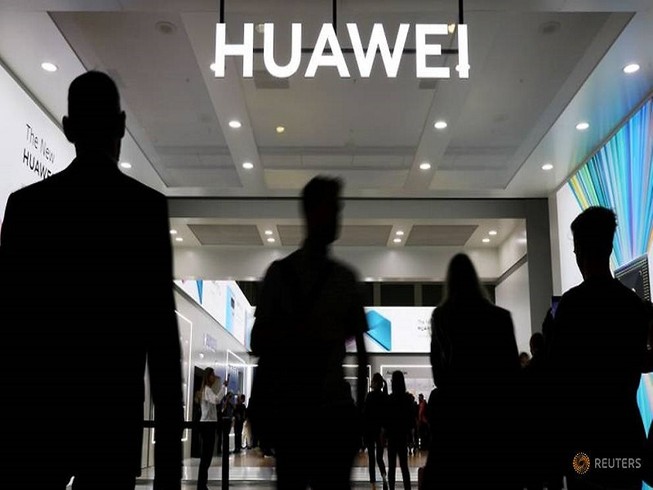Các công ty sử dụng thiết bị từ Huawei có thể bị cấm giao dịch với Chính phủ Mỹ. Ảnh: REUTERS