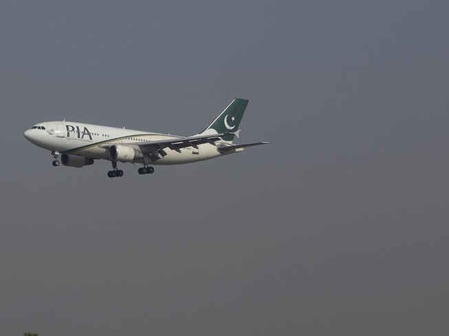 Một máy bay của hãng Pakistan International Airlines đến sân bay quốc tế Benazir, Pakistan, ngày 2-12-2015.