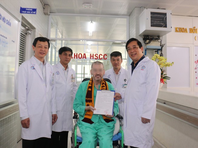 Bệnh nhân 91 được trao giấy chứng nhận xuất viện. Ảnh: BỆNH VIỆN CHỢ RẪY.