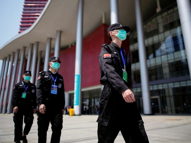 Lực lượng an ninh Trung Quốc tuần tra ở thủ đô Bắc Kinh (Ảnh chụp vào tháng 4-2020). Ảnh: REUTERS