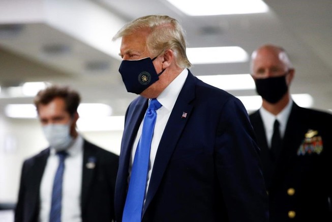 Ông Trump xuất hiện với hình ảnh đeo khẩu trang. Ảnh: AP