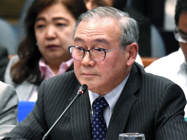 Ngoại trưởng Teodoro Locsin Jr. trong một buổi điều trần trước Thượng viện Philippines vào tháng 2-2020. Ảnh: REUTERS