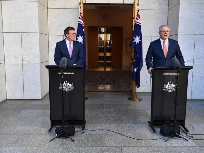 Thủ tướng Úc Scott Morrison (phải) và Bộ trưởng Di trú Alan Tudge (trái) phát biểu tại thủ đô Canberra, Úc.