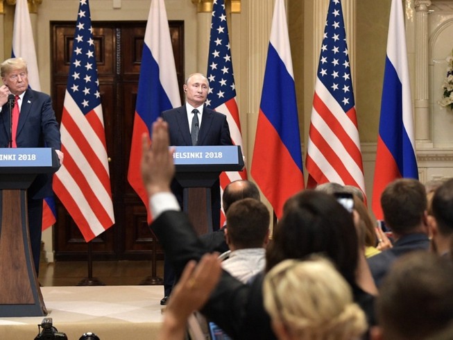 Tổng thống Mỹ Donald Trump (trái) và người đồng cấp Nga Vladimir Putin (phải) tham dự Thượng đỉnh Helsinki ở Phần Lan vào tháng 7-2018. Ảnh: REUTERS