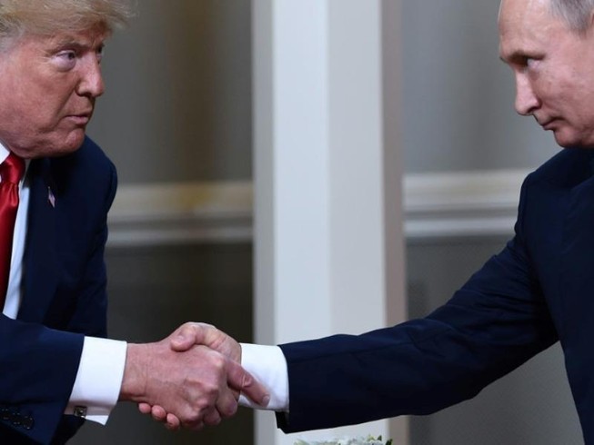 Tổng thống Mỹ Donald Trump (trái) và Tổng thống Nga Vladimir Putin bắt tay nhau trong cuộc họp hồi tháng 7-2018 tại Helsinki (Phần Lan).
