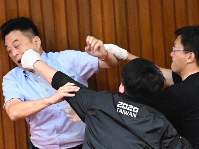Vụ ẩu đả nổ ra bên trong tòa nhà nghị viện Đài Loan. Ảnh: AFP