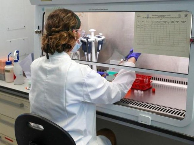 Một nhà khoa học trong phòng thí nghiệm nghiên cứu vaccine ngừa COVID-19 ở Đại học Oxford (Anh).