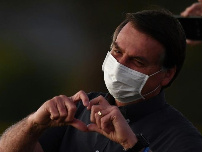Tổng thống Brazil Jair Bolsonaro vẫn chưa hết nhiễm COVID-19 trong lần xét nghiệm thứ ba.