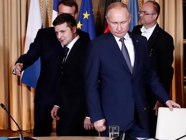 Tổng thống Nga Vladimir Putin (phải) và người đồng cấp Ukraine Volodymyr Zelensky (trái) tham dự Hội nghị hoà bình bốn bên về giải quyết xung đột ở Đông Ukraine tại thủ đô Paris (Pháp) vào tháng 12-2019. Ảnh: AFP