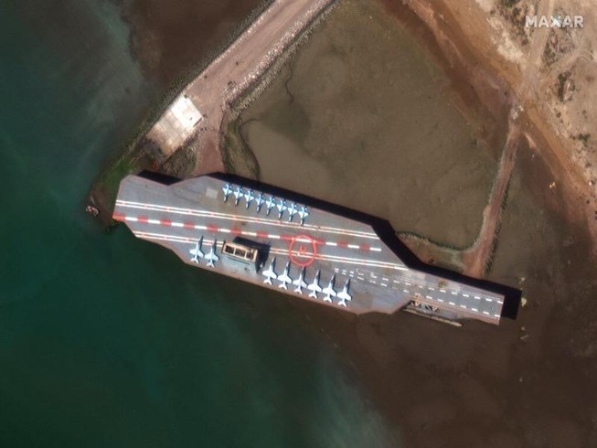 Mô hình tàu sân bay tại cảng Bandar Abbas tháng 2-2020. Ảnh: REUTERS
